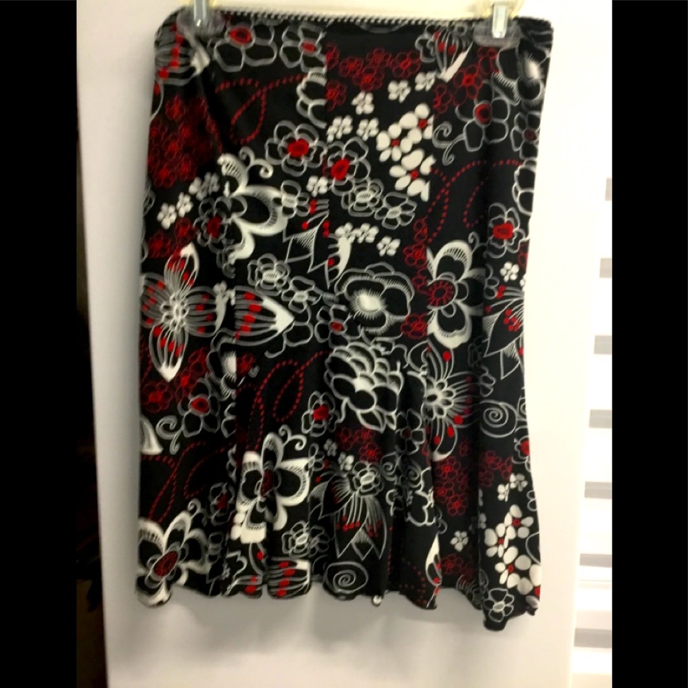 Candies womens size medium knee high black & red skirt